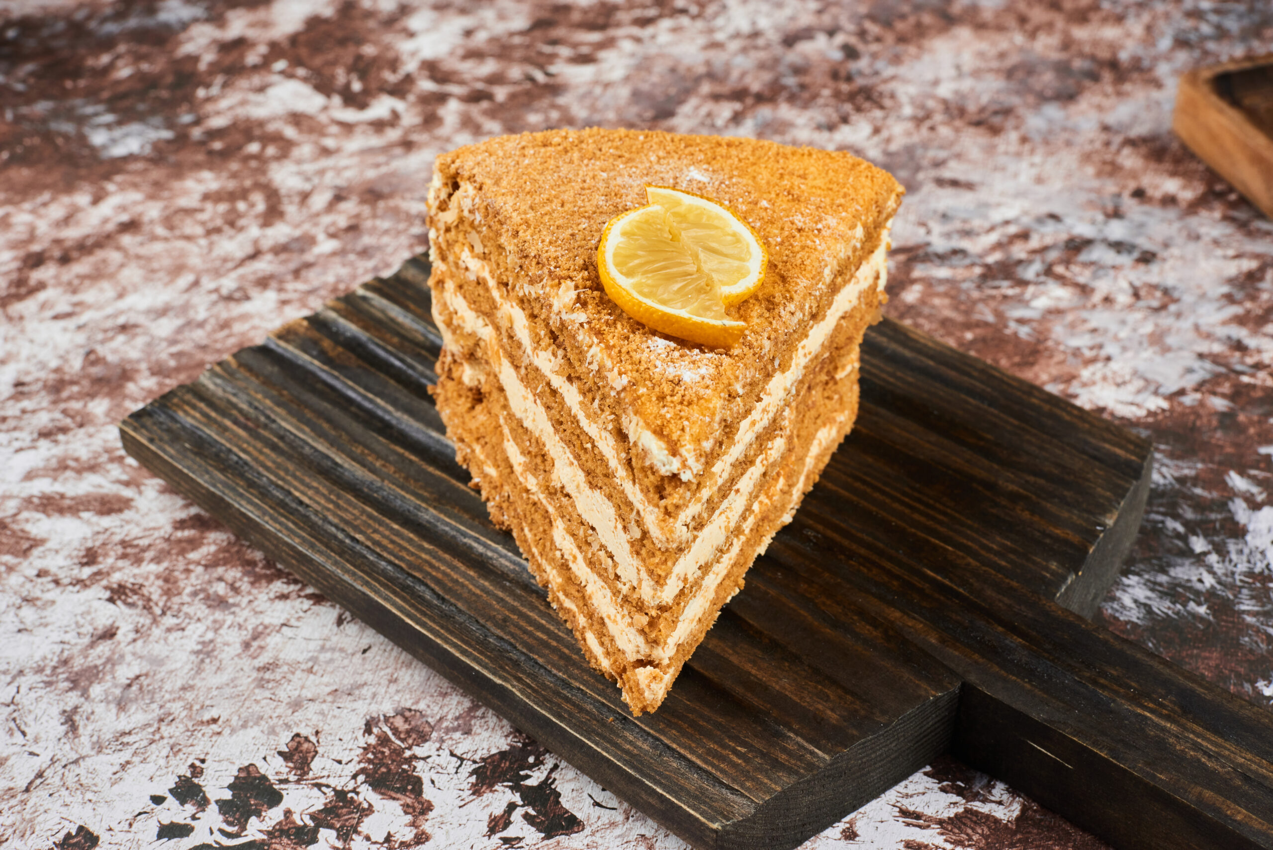 Anasayfa a slice of honey cake on a wooden platter
